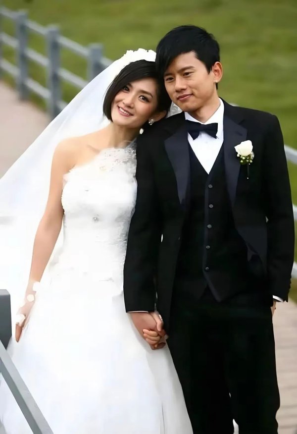 富腾优配  张杰直播为谢娜庆生，结婚13年甜如初恋，原来和谁过真的不一样