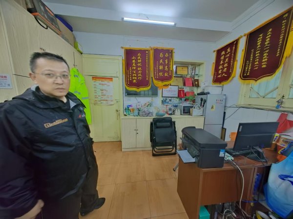 万通配资 台风来袭，上海老旧小区一雨棚掉落在高压电线上！20分钟排除隐患