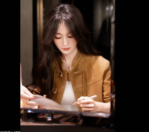 鼎东策略 杨幂穿运动背心健身秀性感身材，太让人羡慕啦！